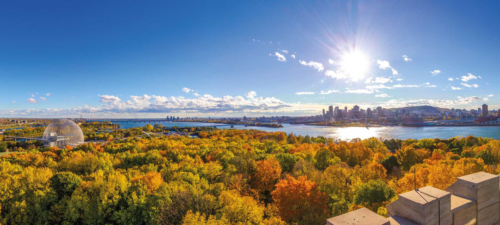 Panoramic shot of Montréal skyline and the Saint-Lawrence River
