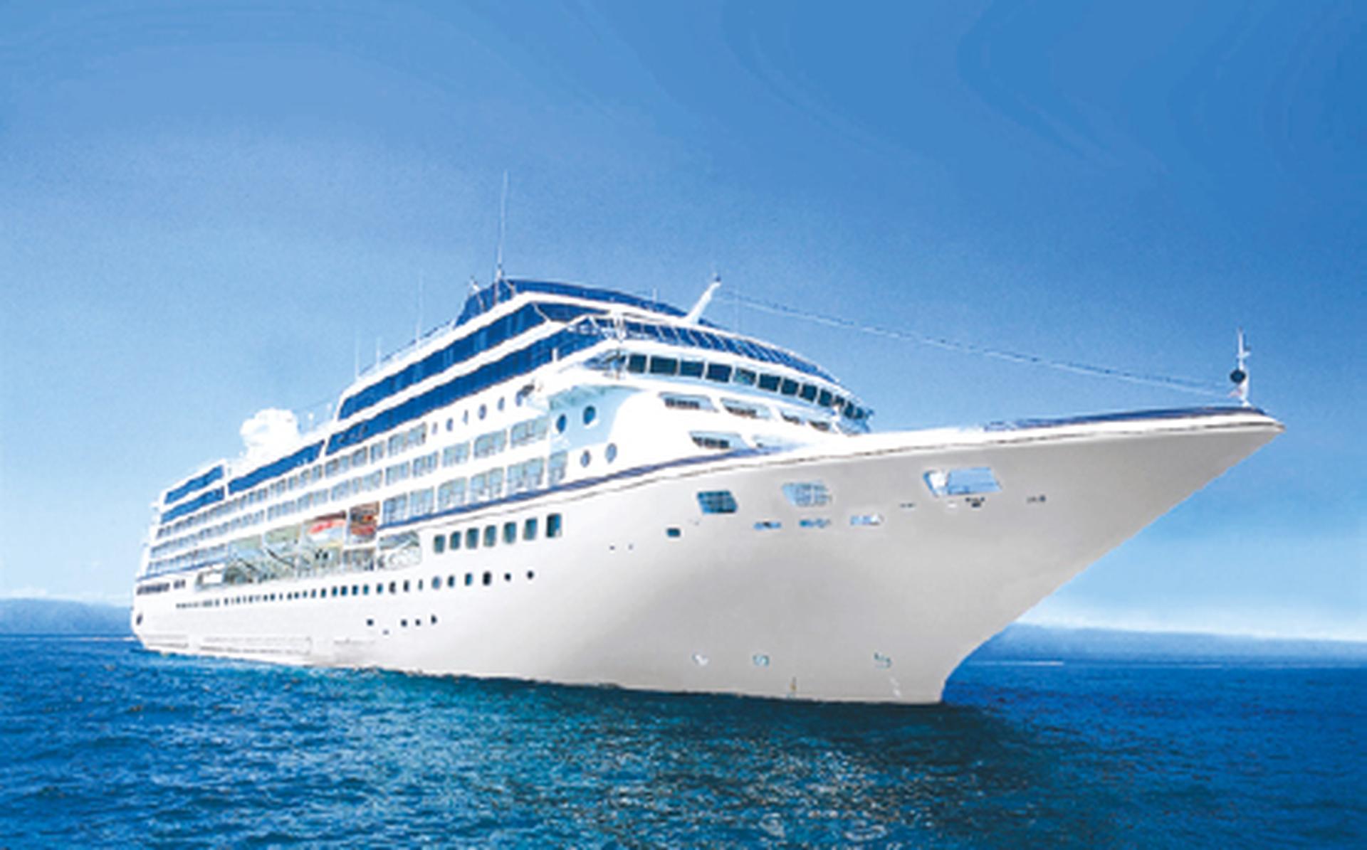 Azamara Quest cruise ship at sea