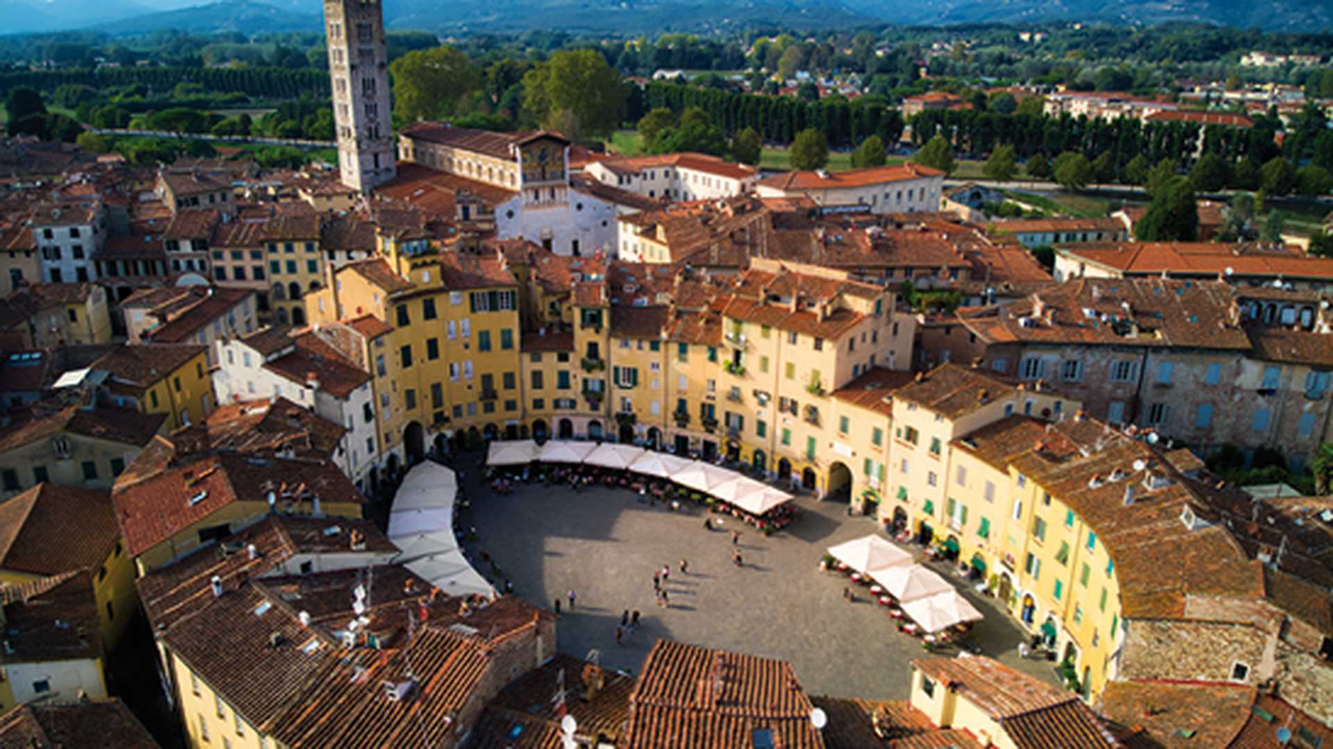 Piazza del Anfiteatro in Lucca