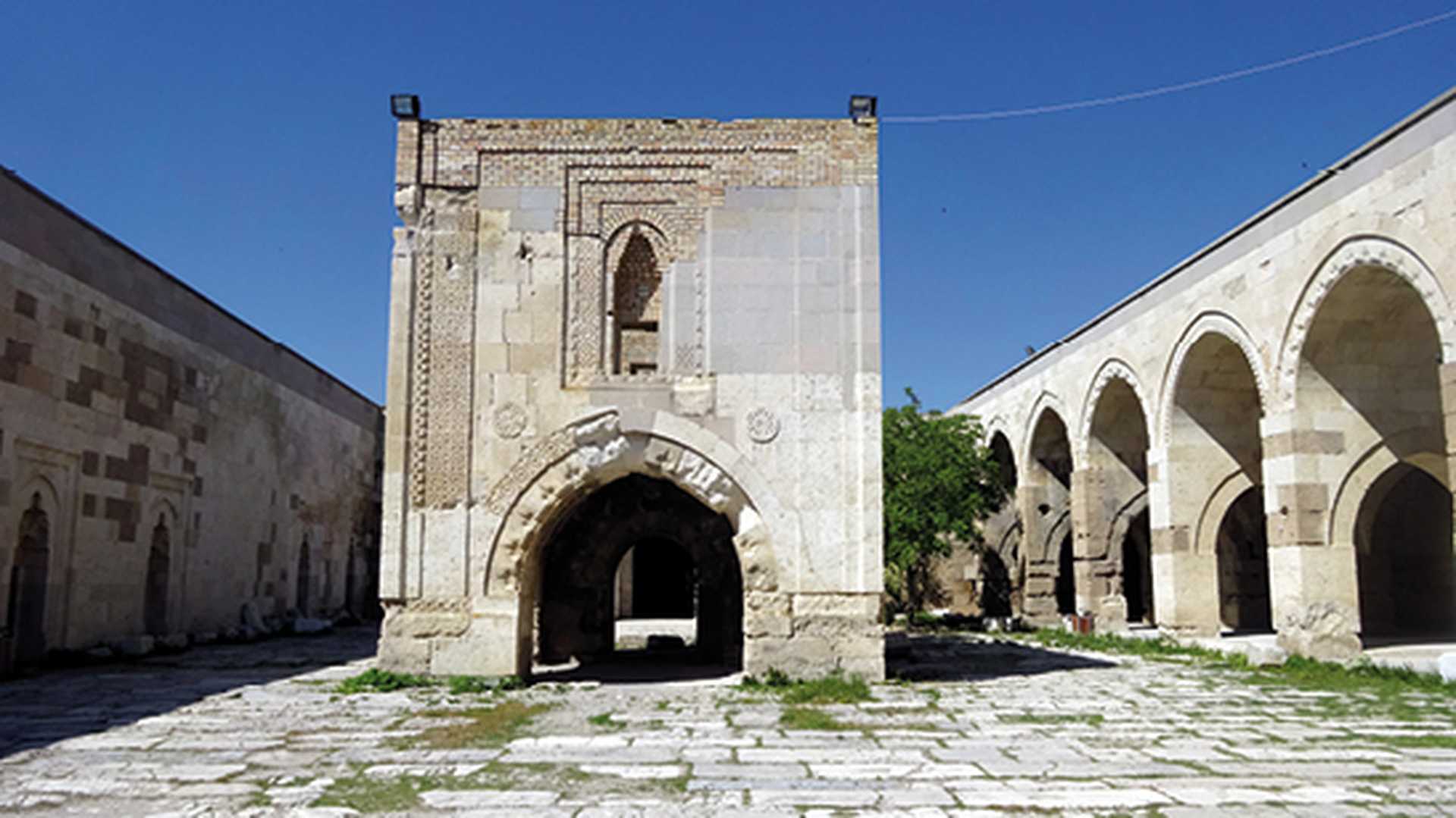  Turkey. Courtyard of an ancient fortified hotel on the caravan route (Sultanhanı Caravanserai)