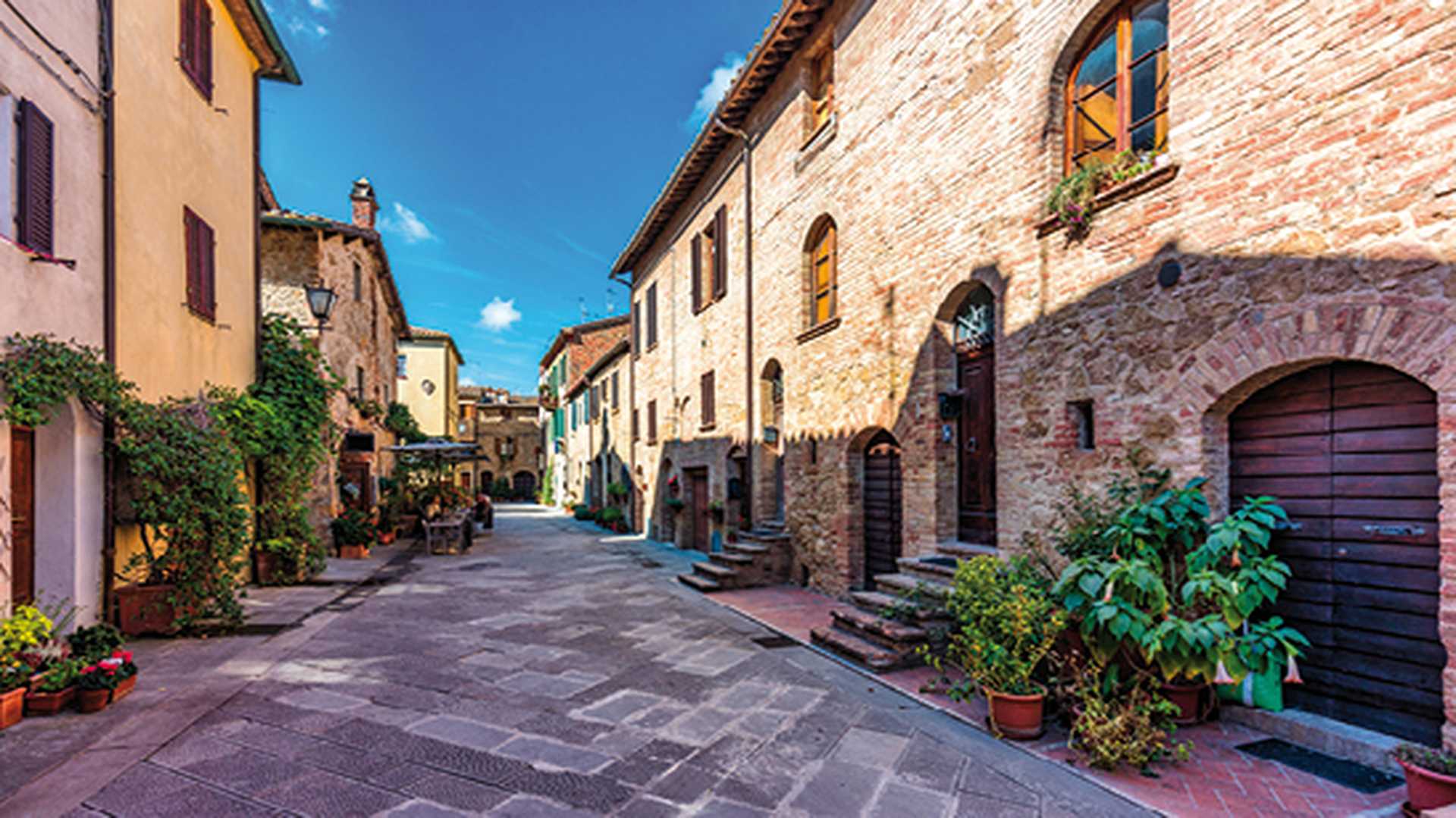 Narrow street in the charming town of Pienza in Tuscany, Italy