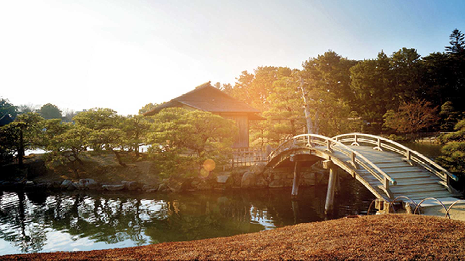  Kōraku-en is a Japanese garden located in Okayama, Japan