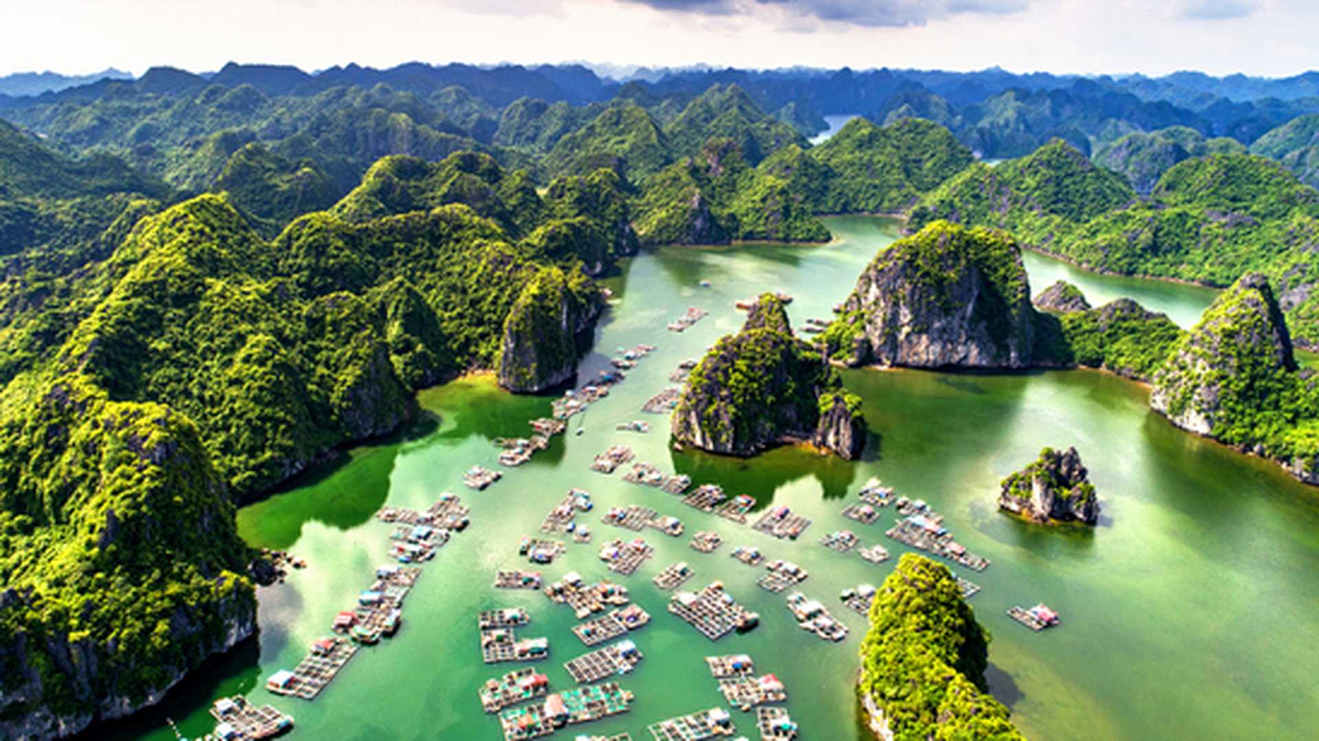 Floating fishing village and rock island in Lan Ha Bay, Vietnam