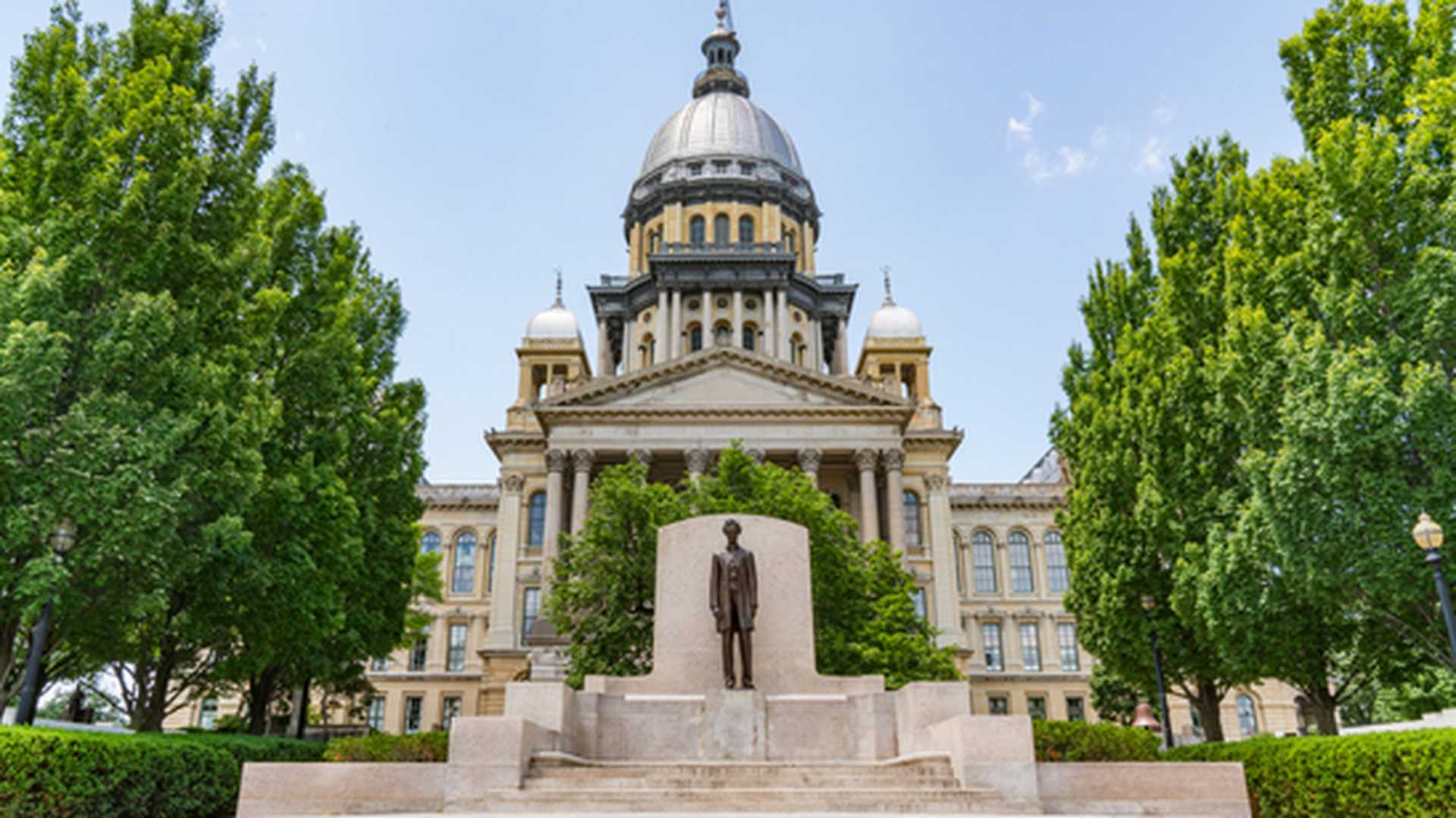 Abraham Lincoln statue in front of the Illinois State Capital Building in Springfield, Illinois