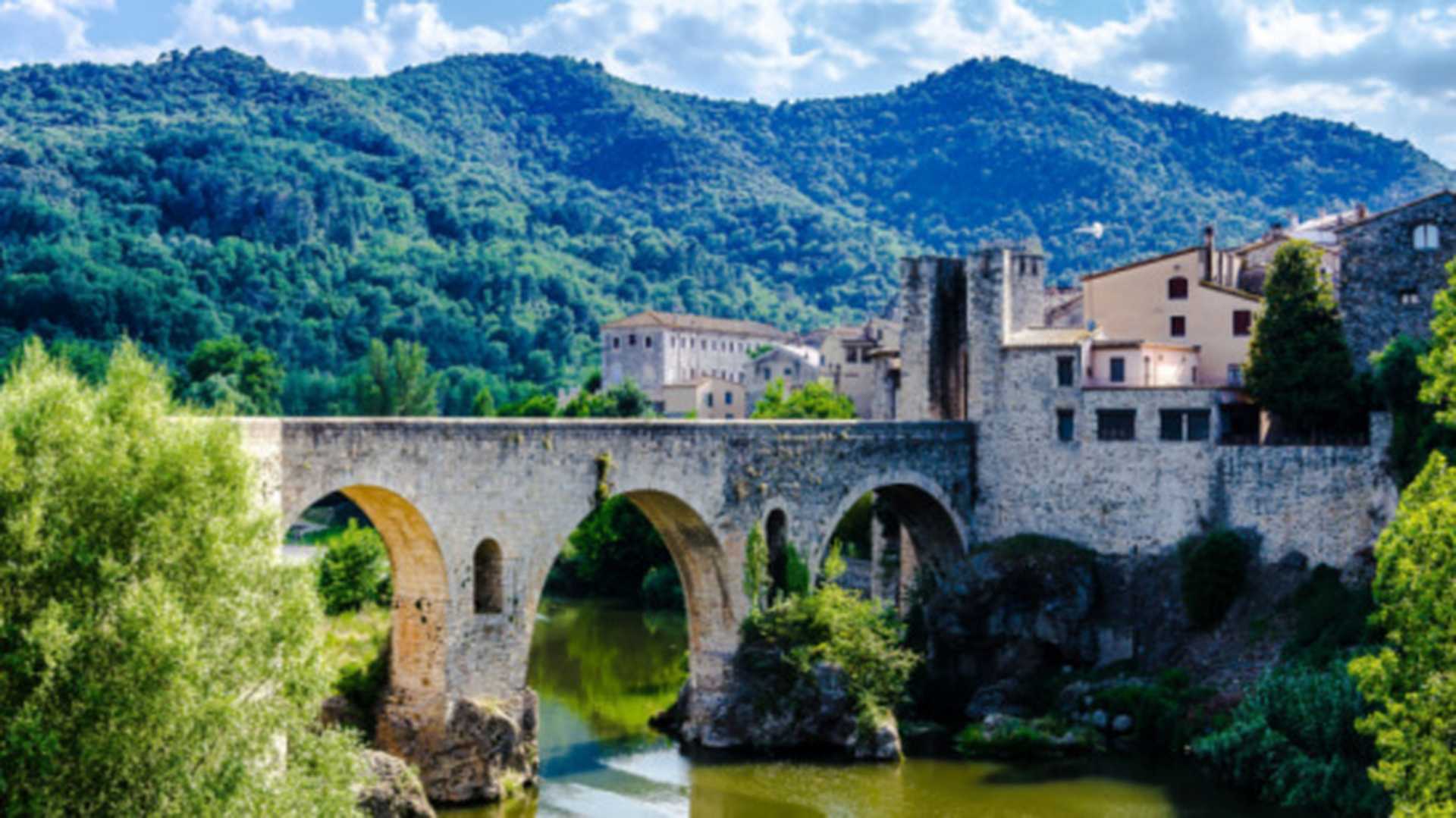 The famous medieval bridge over the river Fluvia in the medieval village of Besalú, Girona, Catalonia, Spain