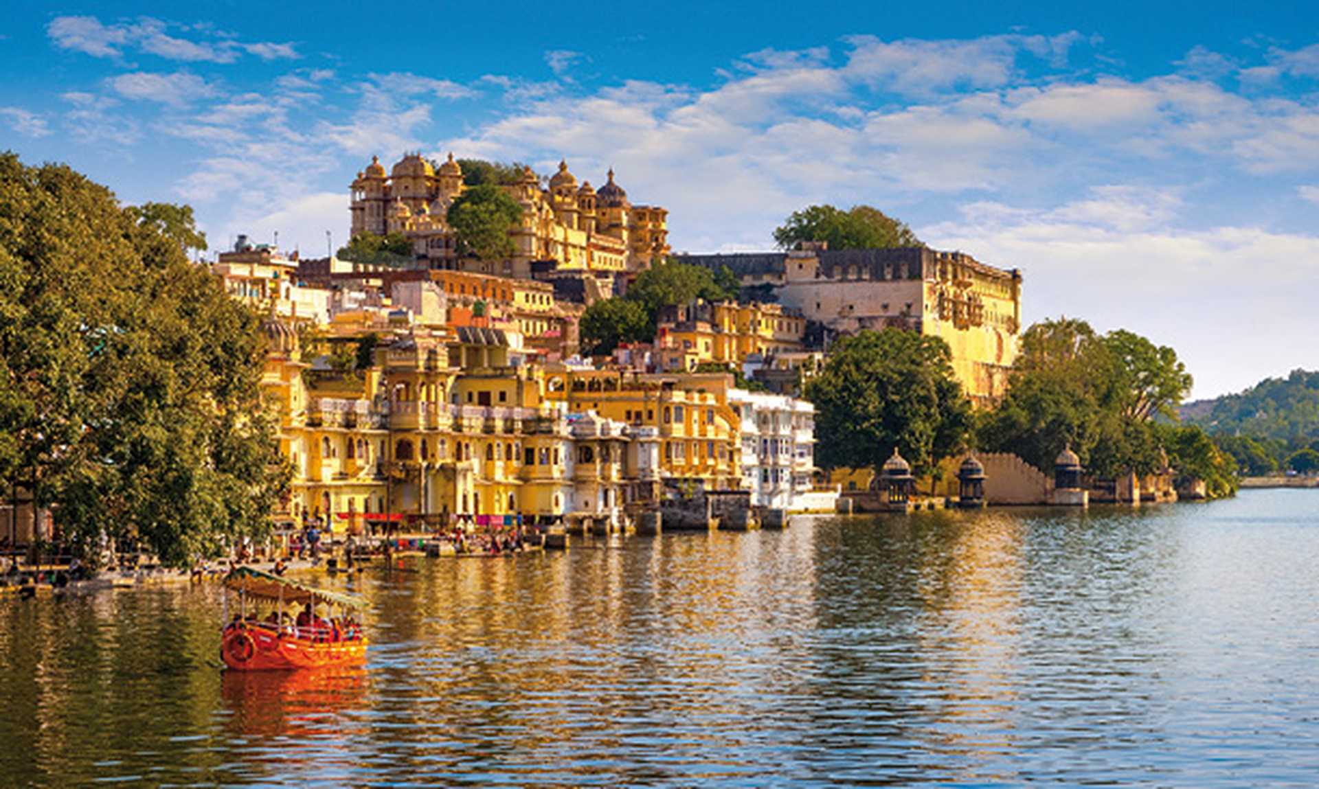 City Palace and Pichola lake in Udaipur