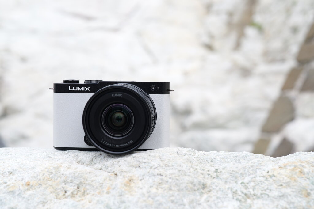 Die S9 im Kit mit dem optimal auf die Kamera abgestimmten neuen S-R1840E Objektiv. 