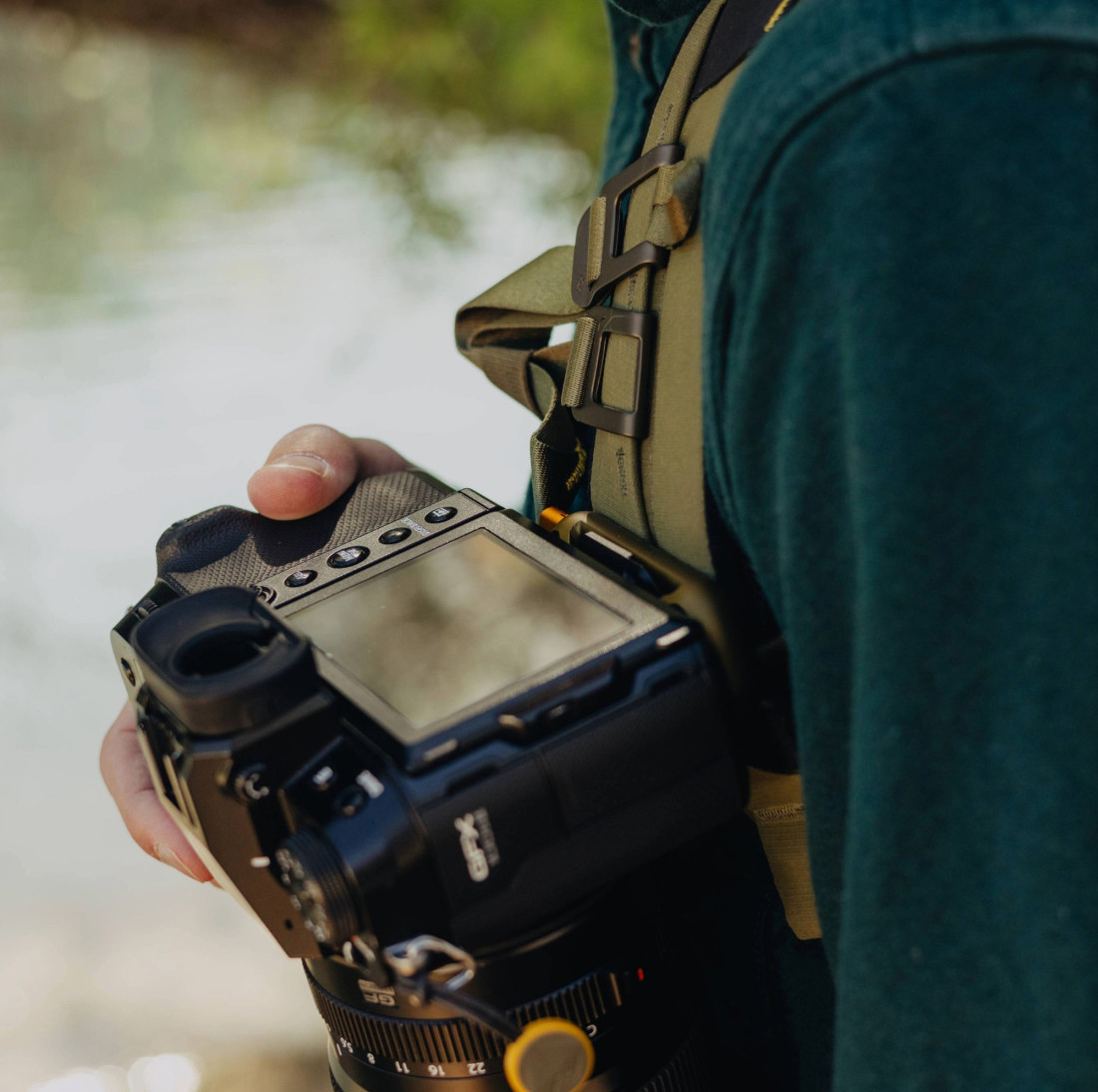 Fotograf nutzt den Peak Design Capture Clip für schnelles und sicheres Arbeiten mit seiner Kamera