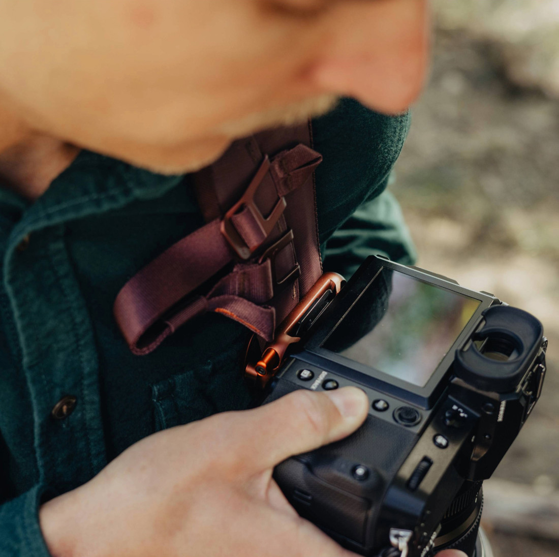 Fotograf nutzt den Peak Design Capture Clip für schnelles und sicheres Arbeiten mit seiner Kamera