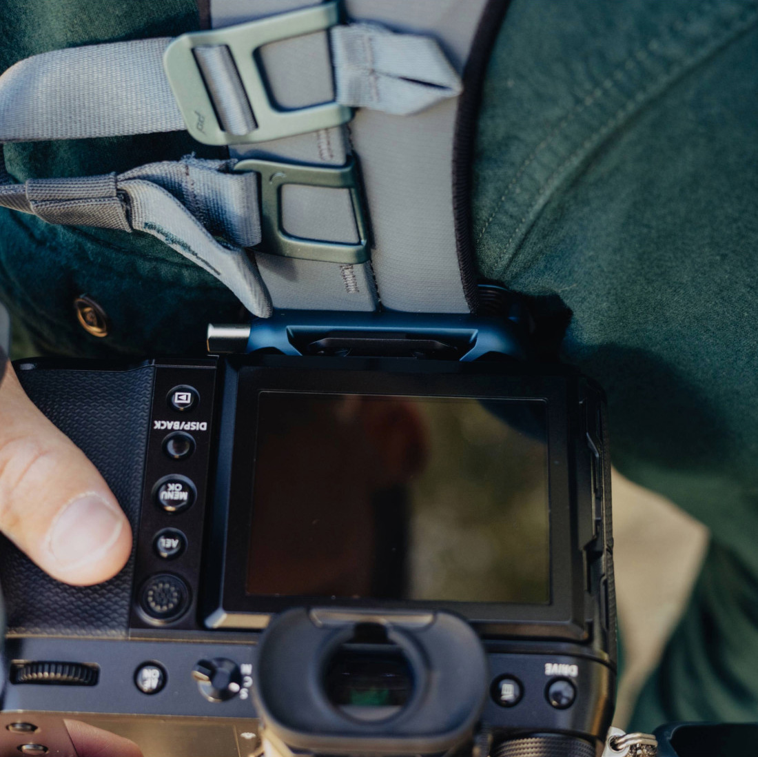 Fotograf nutzt den Peak Design Capture Clip für schnelles und sicheres Arbeiten mit seiner Kamera