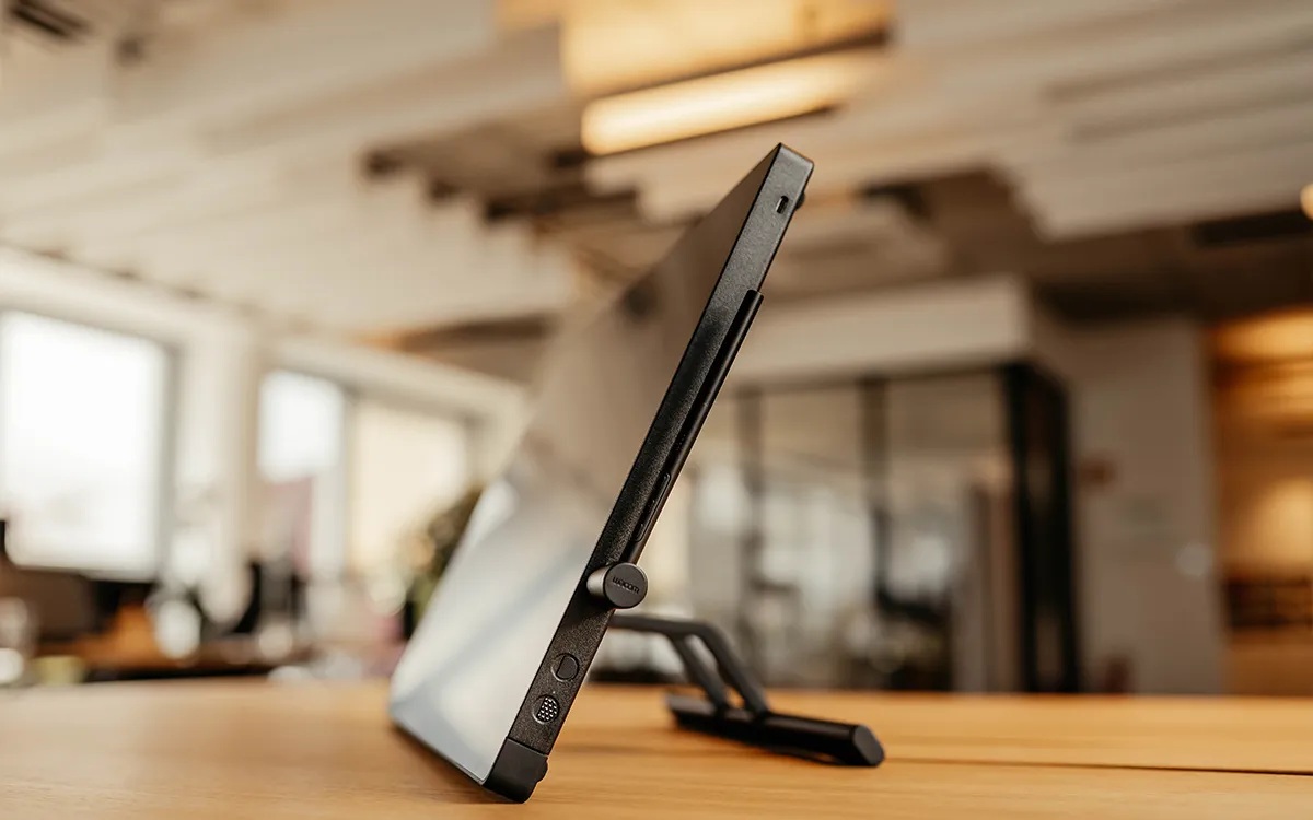 Das Wacom Cintiq 24 Touch mit einstellbarem Standfuß.