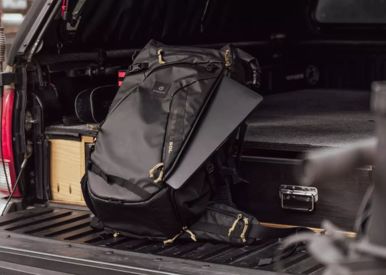 16 Zoll Macbook findet Platz