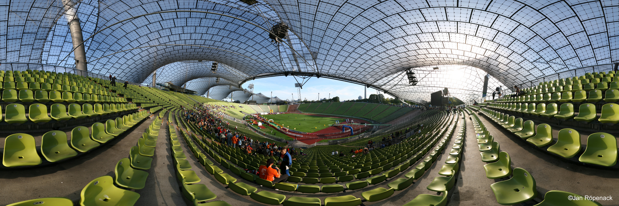Ermöglicht das horizontale und vertikale Drehen um Nodalpunkt