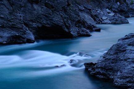 Weicher Flusslauf in blauer Stunde fotografiert