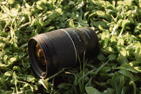 Ein leichtes 35mm-F1.4-Objektiv für Vollformat-Sony-Kameras mit FE-Mount.