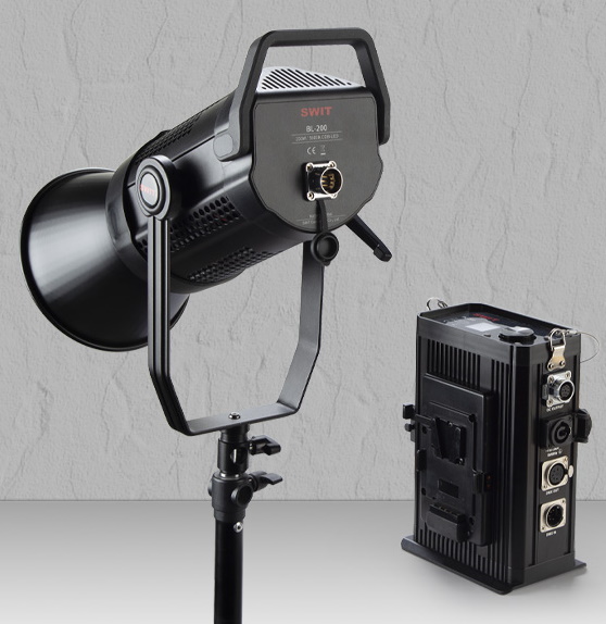 Separate Kontrollbox  Beim BL-200 ist die Steuereinheit vom Scheinwerfer getrennt, so dass die Außenbeleuchtung mit Batterien betrieben werden kann. Die Steuerbox hat einen PowerCON AC-Eingang, 2x V-Mount- oder Gold-Mount-Batterieplatten, einen Gleichstromanschluss mit dem Lichtkopf, 5-polige DMX-Ein- und Ausgänge, Steuertasten und ein LCD-Display.