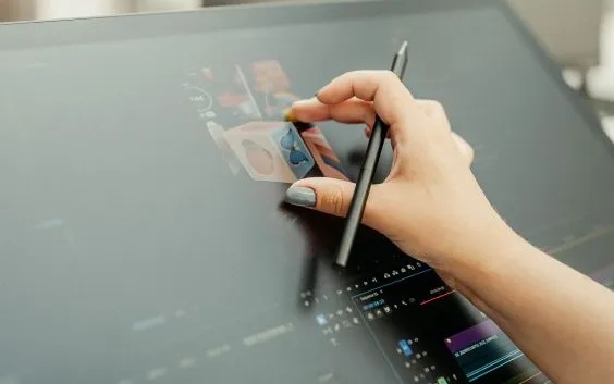 Das Wacom Cintiq 24 Touch lässt sich mit zehn Finger-Touch bedienen.