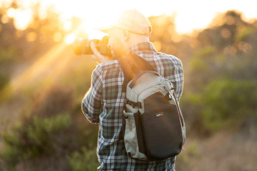 Unterwegs mit der PhotoCross Sling V2 11L in Desert Sage