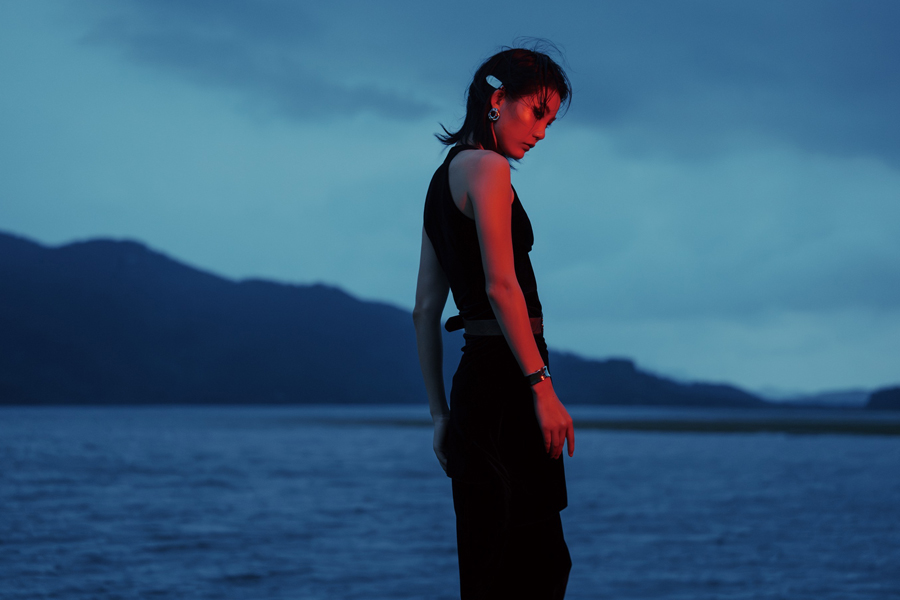 Professionelle Beleuchtung am Set mit der Zhiyun Molus X200 RGB Standard LED Leuchte.