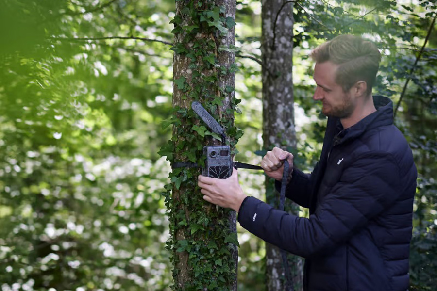 Gut getarnt in der Wildnis: die Secacam 7 von Zeiss.
