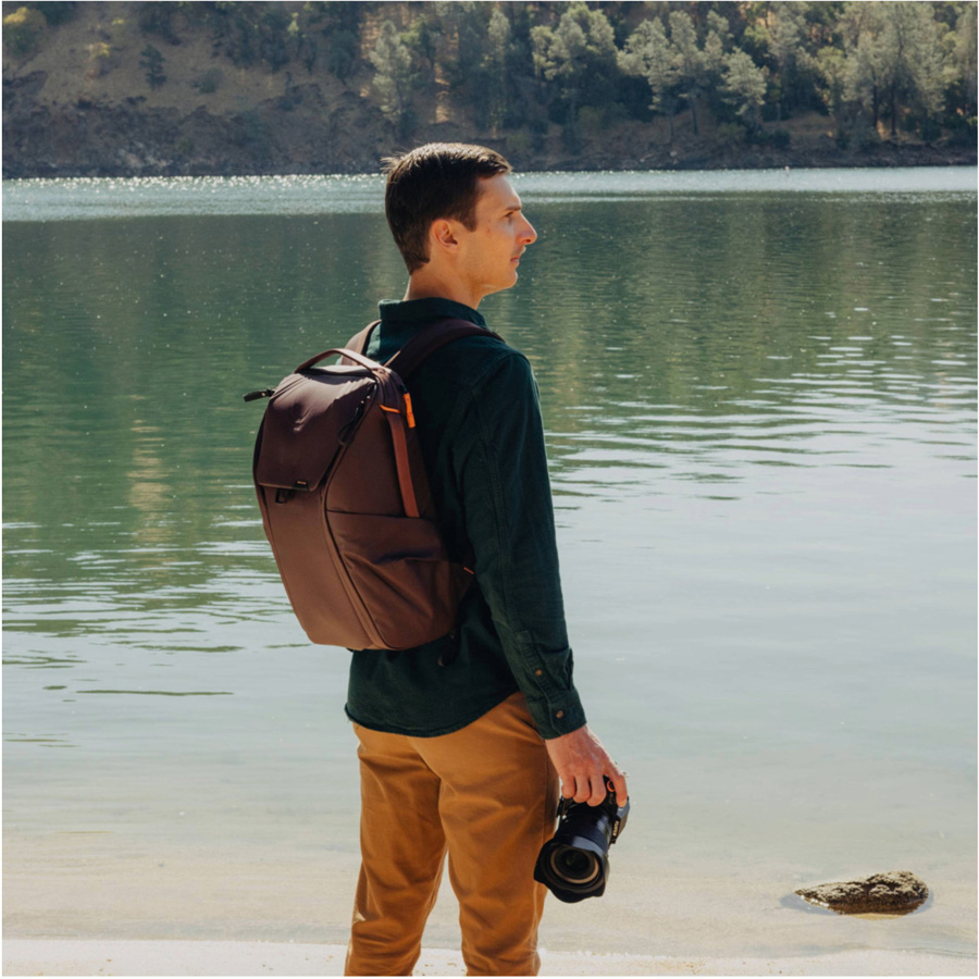 Der Everyday Backpack Zip von Peak Design hat ein Volumen von 20L