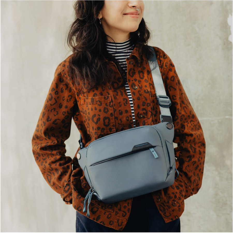 Die Everyday Sling Umhängetasche von Peak Design mit 3L Fassungsvermögen