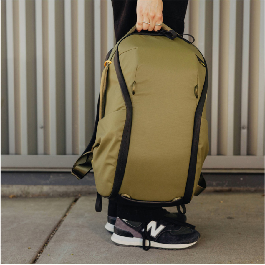 Der Everyday Backpack Zip von Peak Design hat ein Volumen von 15L