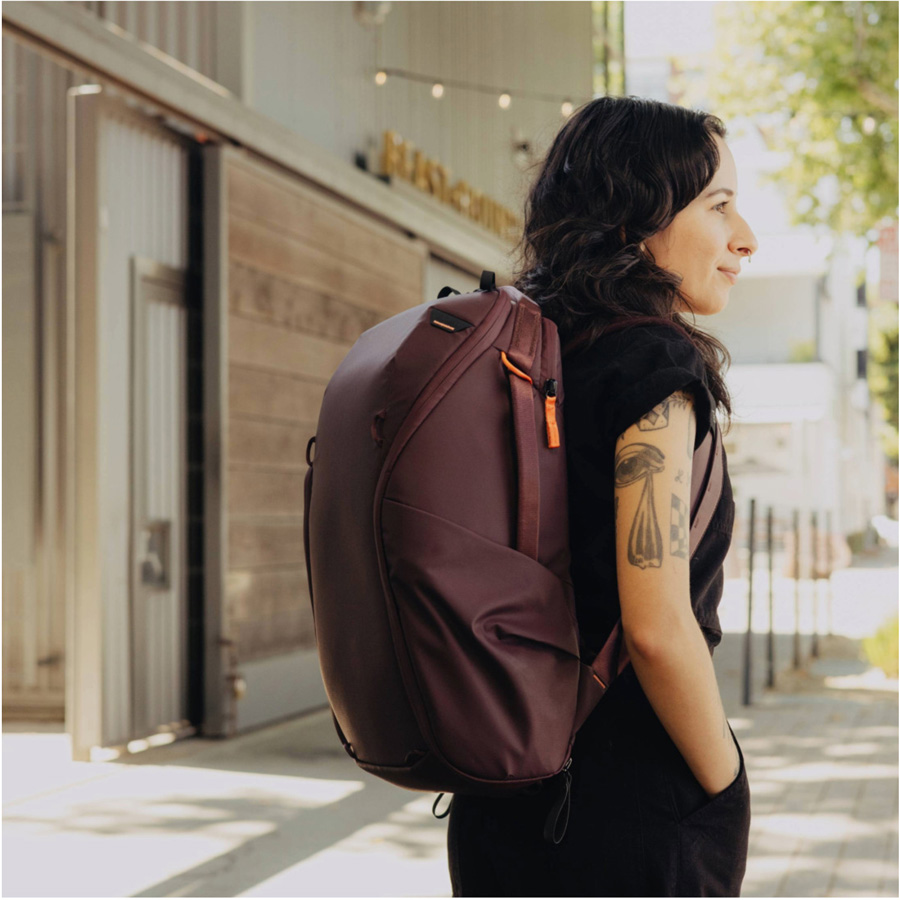 Der Everyday Backpack Zip von Peak Design hat ein Volumen von 15L