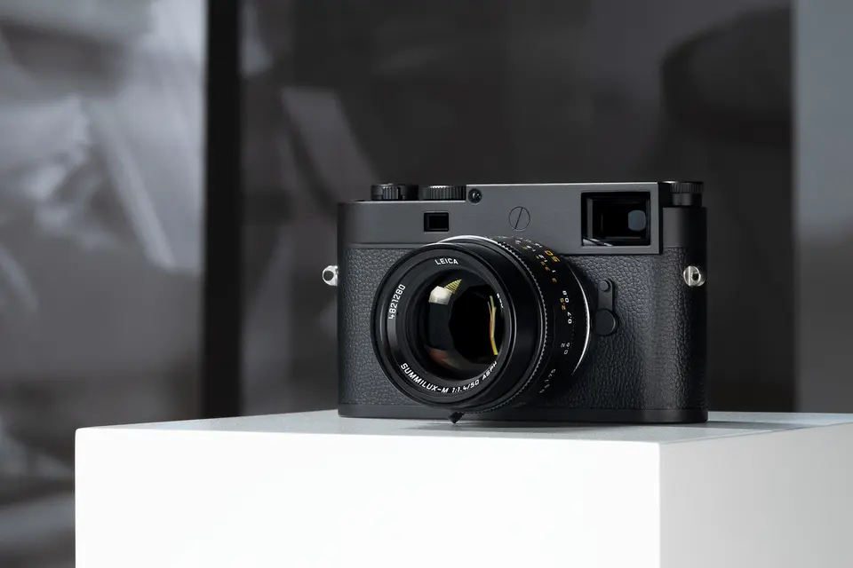 Die Leica M11 monochrom hat ein zeitloses Design.