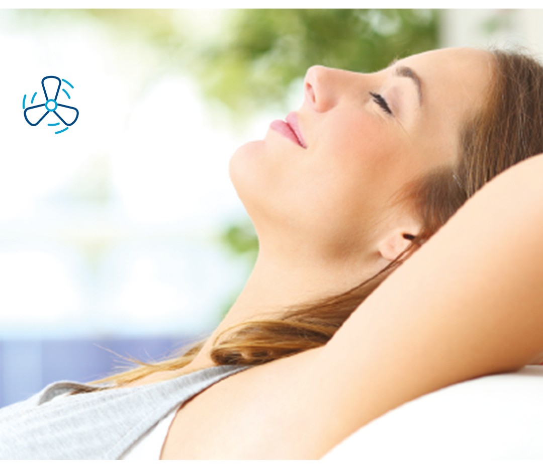 Femme allongée, respirant un air frais et sain