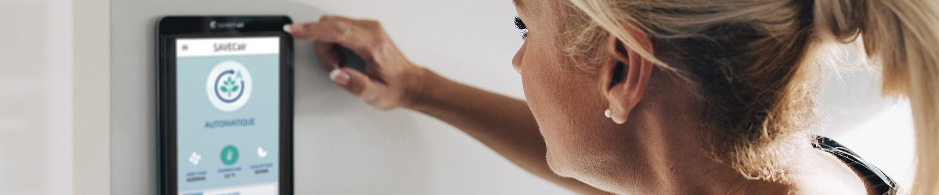 Utilisation de l'outil SAVEcair sur un pad accroché au mur