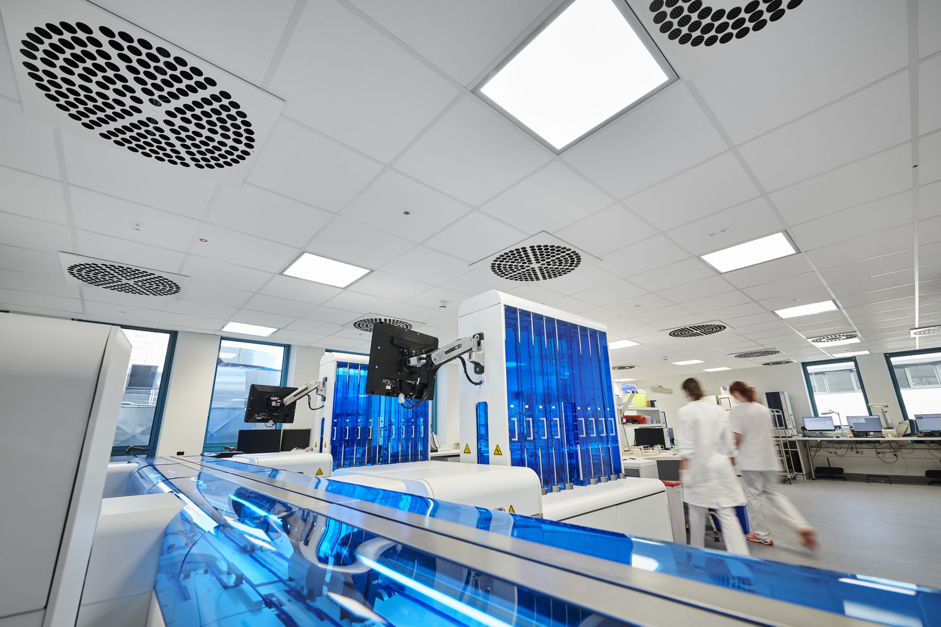 Das IMD Labor Oderland verfügt über eine der modernsten Anlagen für mikrobiologische Untersuchungen in Europa. Hier entsteht eine erheblich Menge Maschinenabwärme. Für eine konstante Raumtemperatur sorgt in erster Linie eine Lüftungsanlage von Menerga mit adiabatischer Kühlung und einem E-Chiller mit Wasser als Kältemittel.