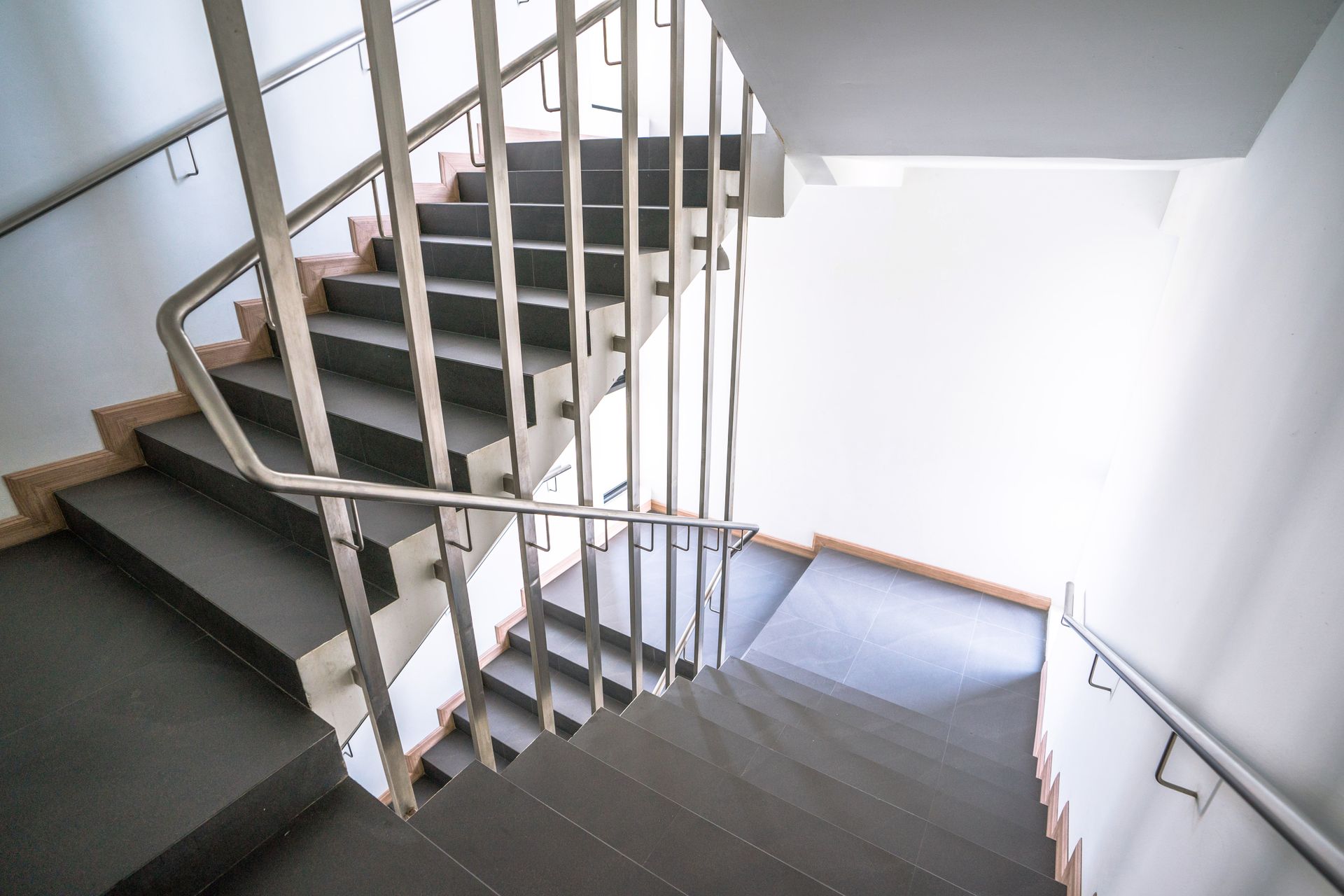 Mekanisk røgudluftning etableres øverst i trappeskakten