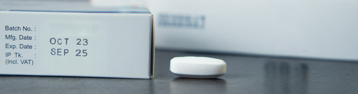 Een houdbaarheidsdatum op een doosje medicijnen.