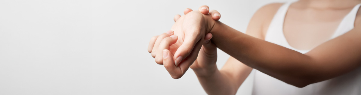 Reuma kan niet worden genezen, maar met medicijnen en een gezonde leefstijl kunnen de klachten wel worden verminderd.