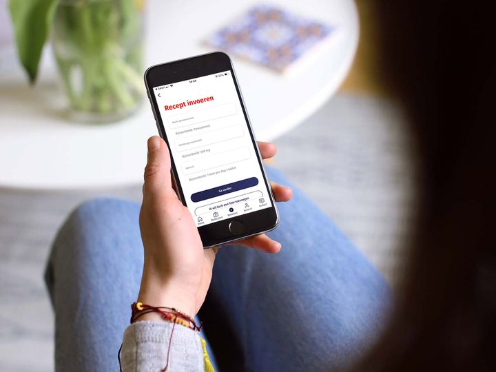 Via de Nationale Apotheek-app upload je een foto van jouw recept of etiket op het medicijndoosje om medicijnen te bestellen.