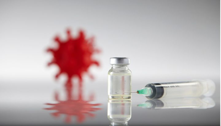 Mpox is een overdraagbare virusziekte die leidt tot pijnlijke huiduitslag met bultjes of blaasjes, vaak gepaard met koorts, spierpijn en vermoeidheid.