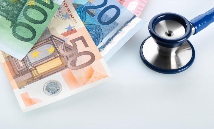 De kosten en vergoedingen.