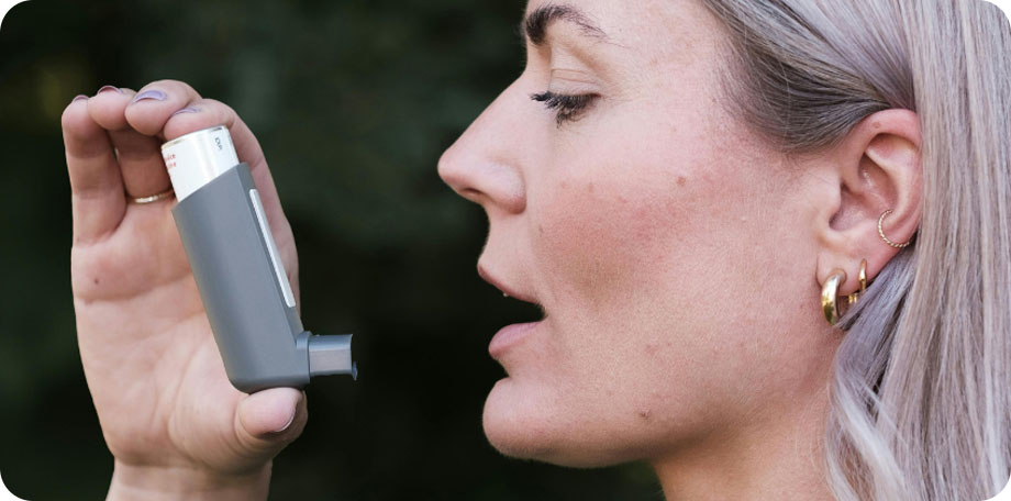 Astma is te behandelen met medicijnen en puffers.
