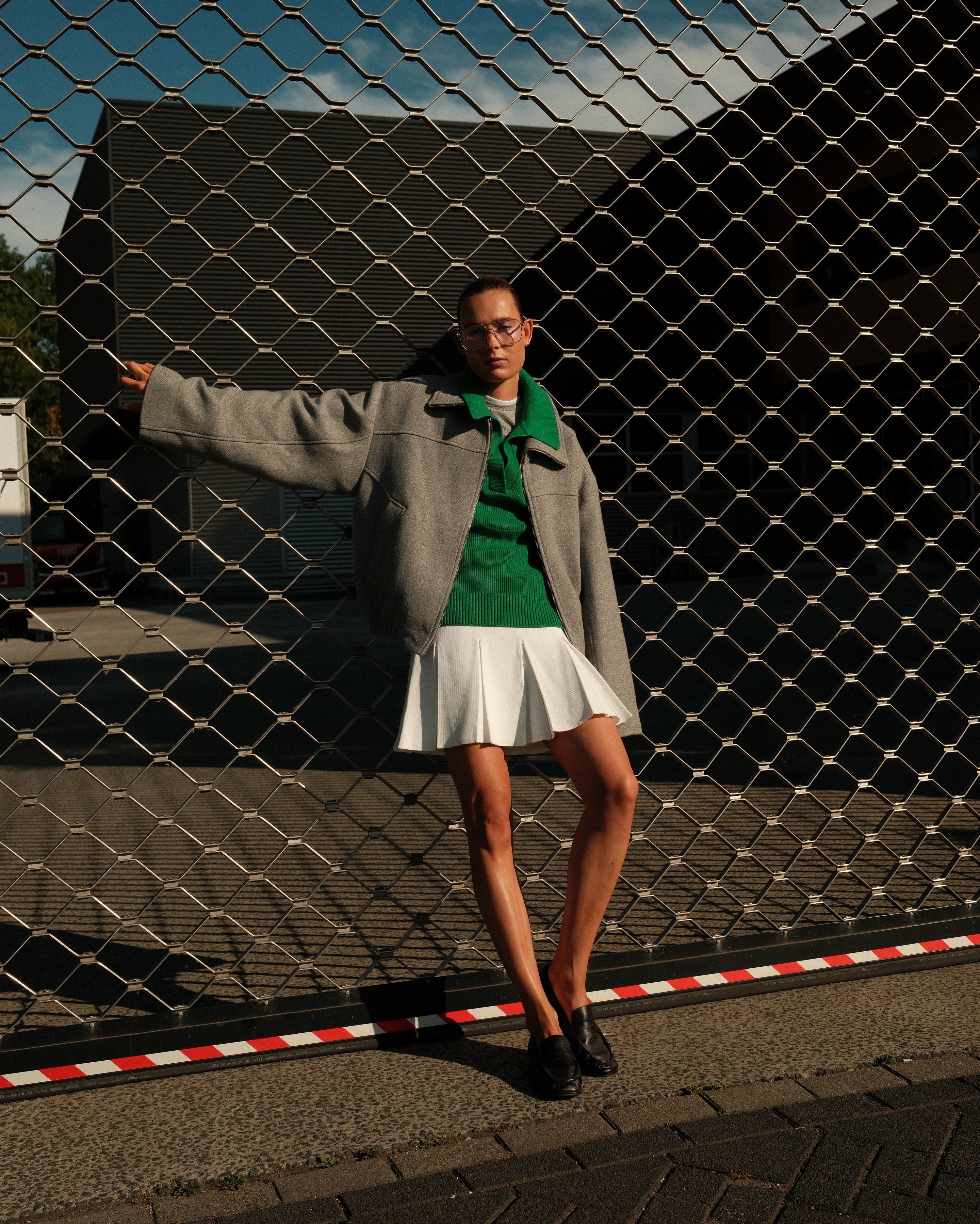 Frau mit Jacke, Pullover