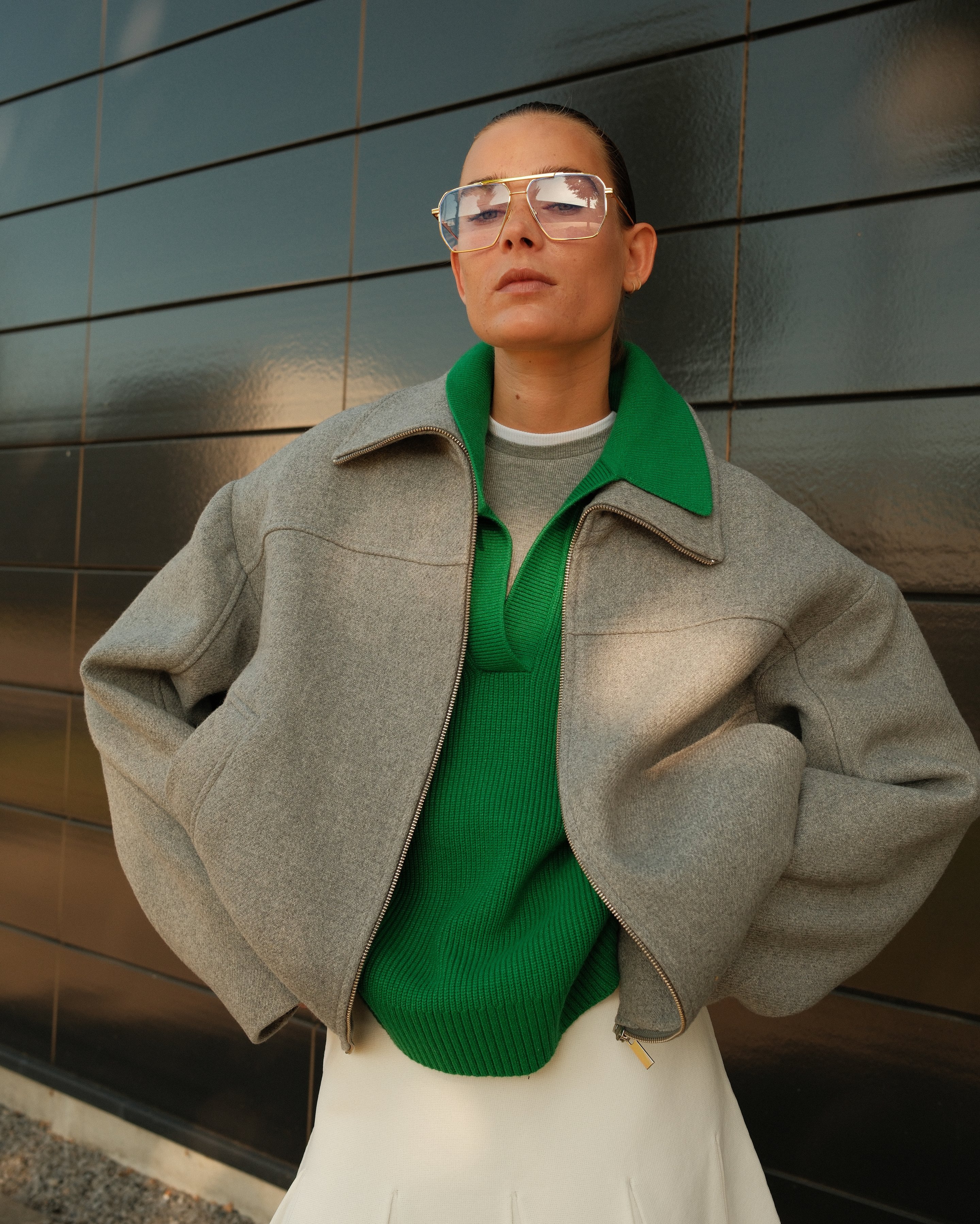 Frau mit Jacke, Pullover und Rock