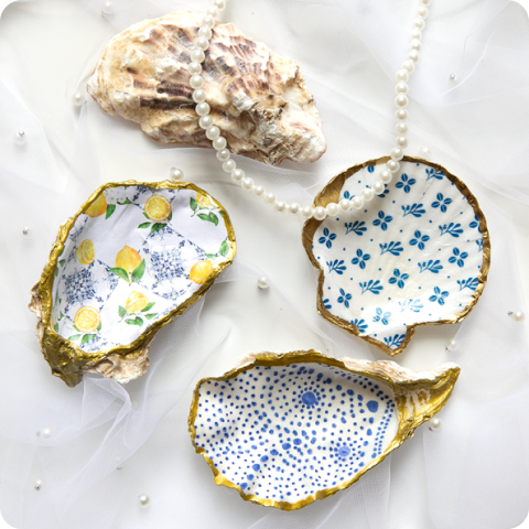 Eine Reihe von dekorierten Austernschalen mit Decoupage und Goldverzierungen im Kintsugi-Stil
