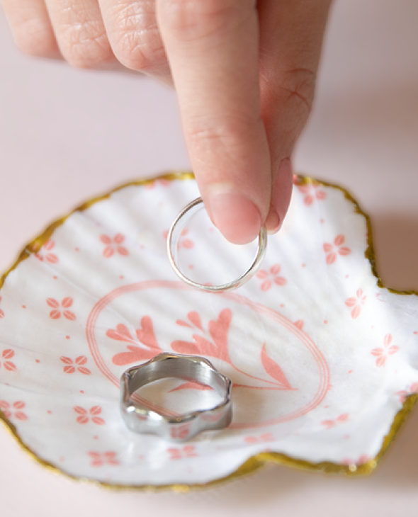 Dekorierte Austernschalen zur Aufbewahrung von Schmuck und kleinen Gegenständen im Haus - eine handwerkliche Bereicherung für Ihren Raum