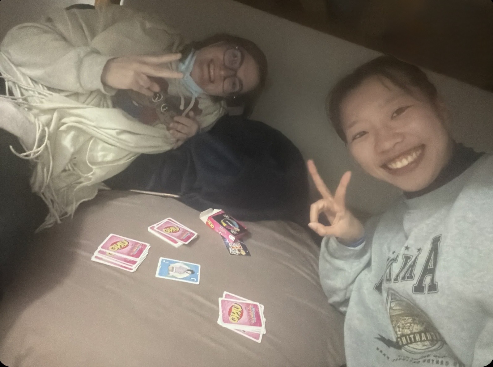 フランス人のルームメイトとUNOを楽しむ