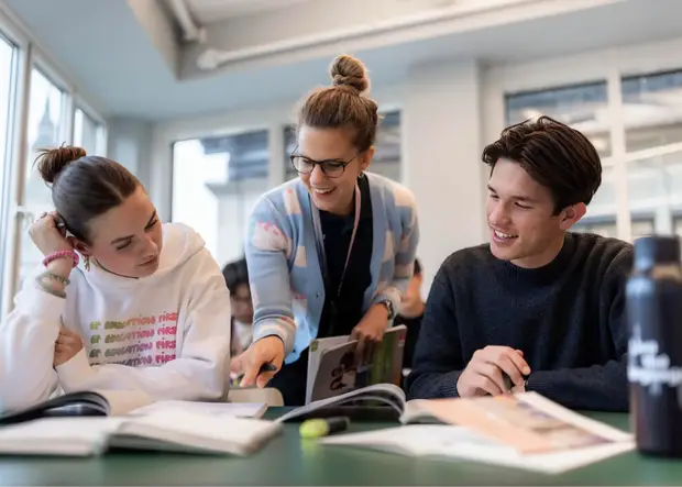 Lộ Trình Vào Đại Học Top Đầu Anh Quốc 2026: Giải Mã Chương Trình Dự Bị Đại Học Của EF Tại Oxford & Manchester