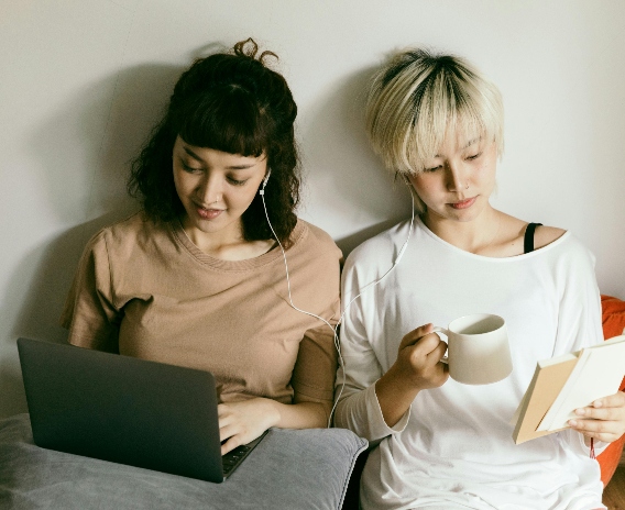 10 Comedy Podcasts To Learn English With â Ef Go Blog Ef Global Site