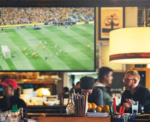 Grupo De Pessoas Assistindo Jogo De Futebol · Foto profissional