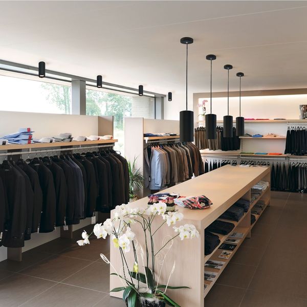 NUMINOS® Deckenaufbauleuchte und NUMINOS® L PD DALI, Pendelleuchte sorgen in einem Shop für die perfekte Ausleuchtung und Akzentbeleuchtung.