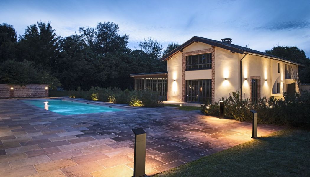 SLV Standleuchten und Wandleuchten setzen Haus und Pool in Szene