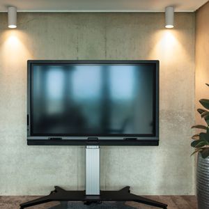 NUMINOS® Deckenaufbauleuchte zur präzisen Ausleuchtung neben einem Fernseher.